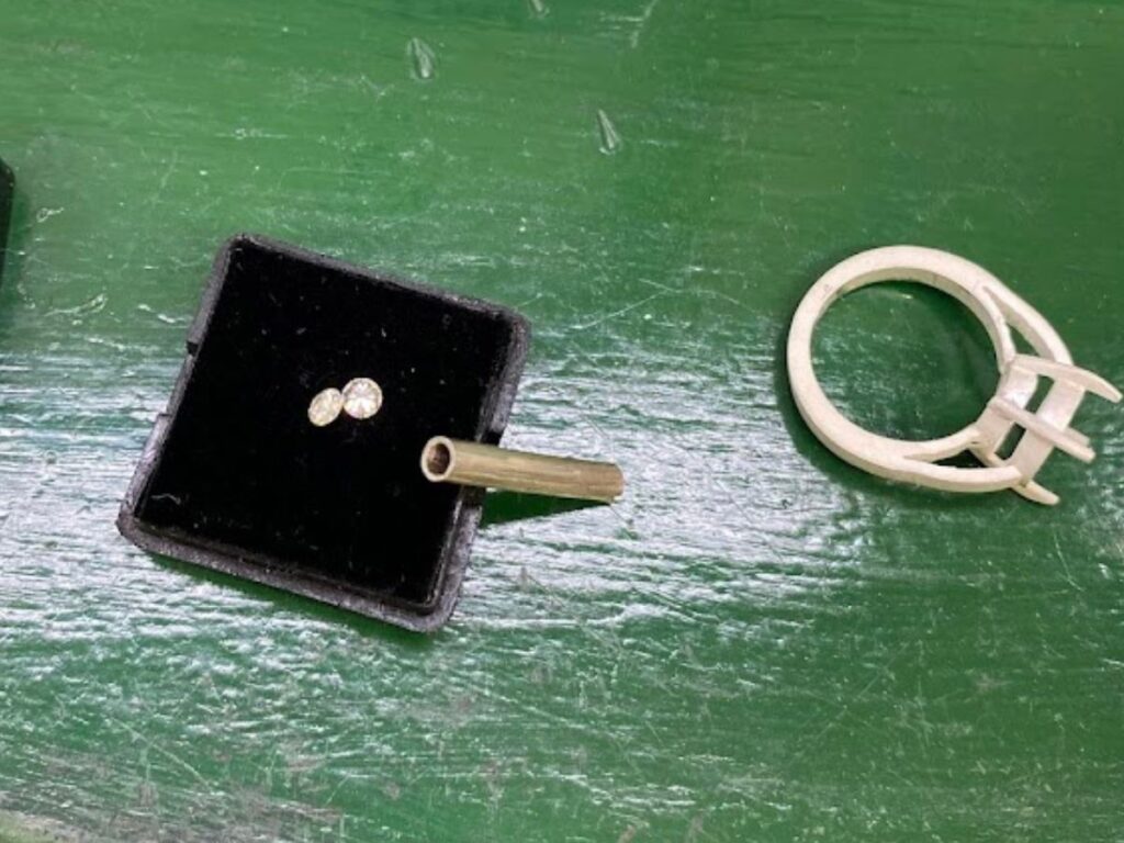 モアサナイトの石枠をパイプから作るところ