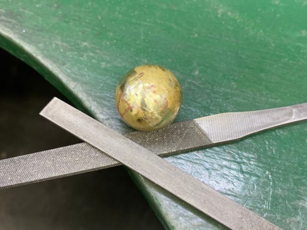ヤスリで磨く